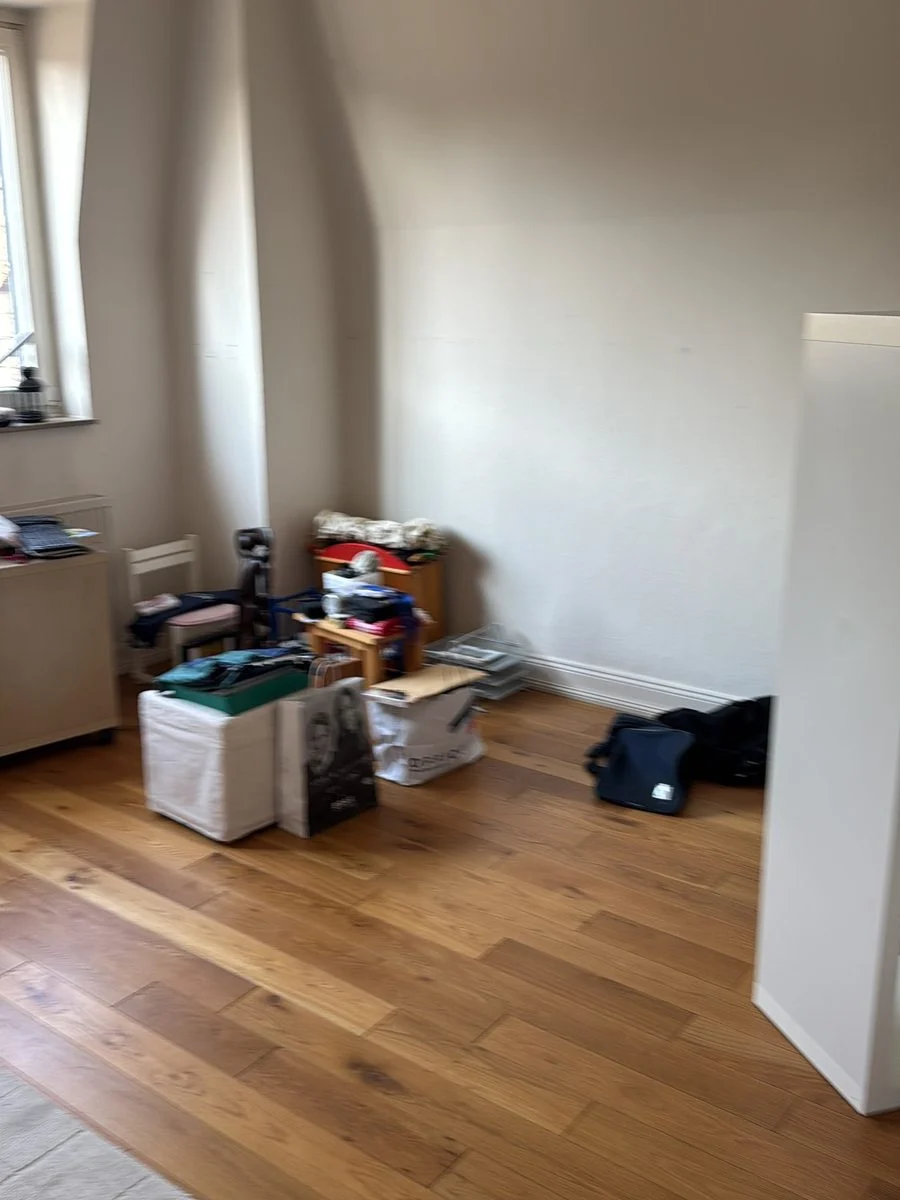 Zimmer mit Umzugskartons auf dem Boden neben dem Heizkörper