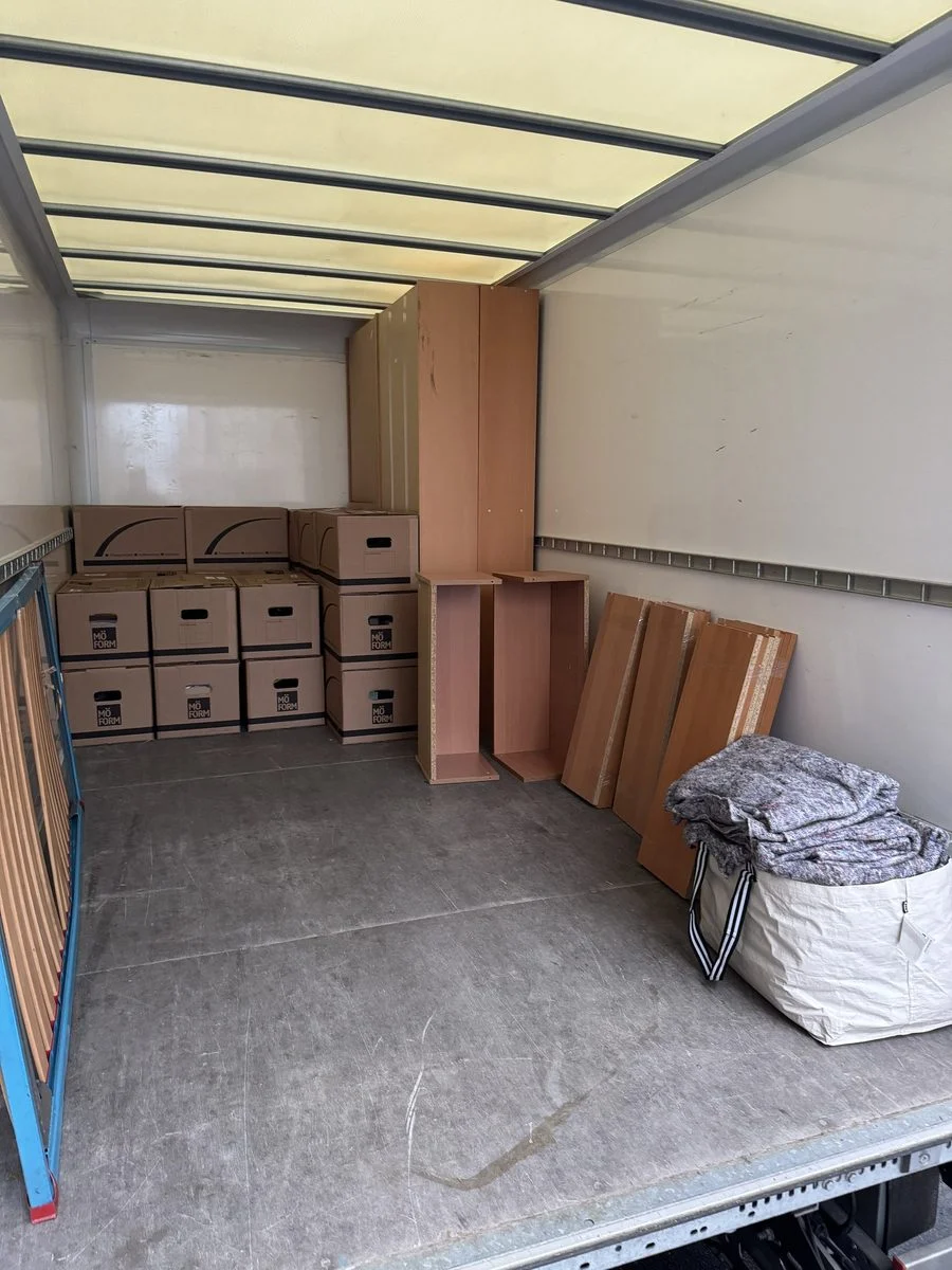 LKW-Laderaum mit Kartons, aufgenommen aus einem anderen Blickwinkel