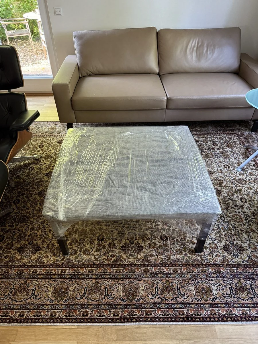 Sofa und Couchtisch sind im Wohnzimmer mit Folie vor Schmutz geschützt