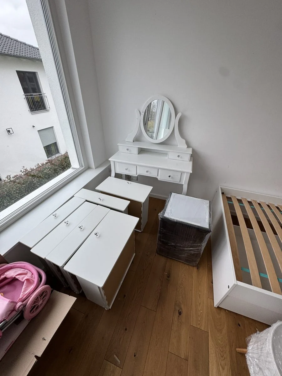 Von oben fotografiertes Zimmer mit weißen Möbeln, alle Teile sind fertig aufgebaut