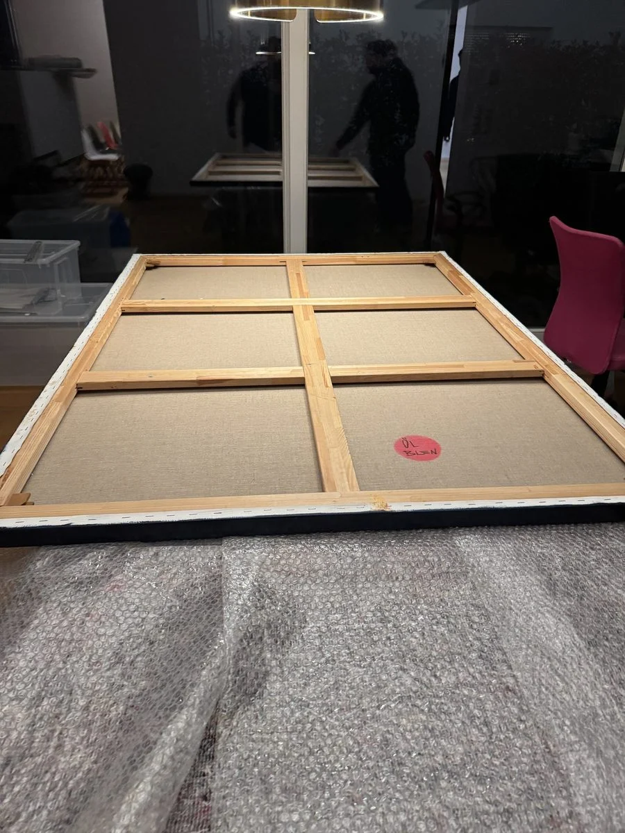 Ein zerlegtes Bettgestell liegt sortiert auf einem Teppich im Schlafzimmer, bereit zum Abtransport
